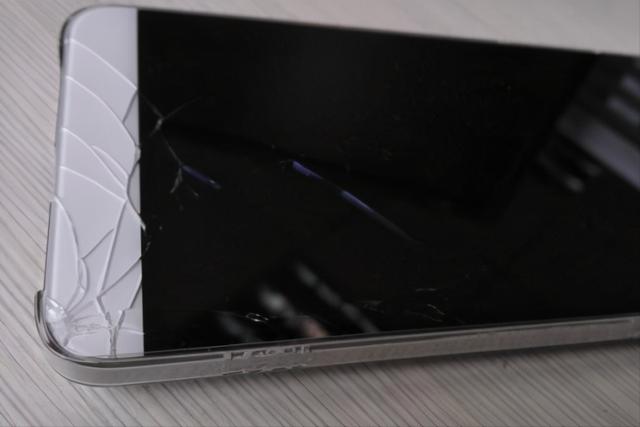 手机屏幕碎了如何补救（手机外屏碎了修复小窍门）(1)