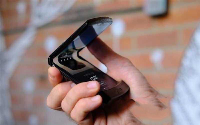 摩托罗拉刀锋折叠手机使用技巧（Motorola Razr视频使用指南）