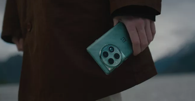 抢先一睹OnePlus  12手机的新颜色和重新排列的按钮